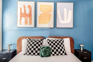 2 habitaciones, escritorio y tabla de planchar con plancha 
