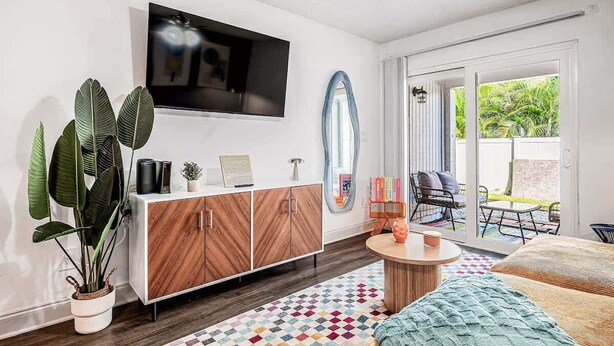 2 chambres, bureau, fer et planche à repasser, lit de bébé portatif
