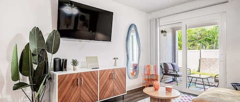 2 chambres, bureau, fer et planche à repasser, lit parapluie