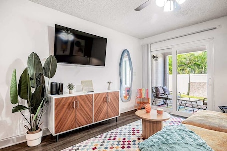 2 bedrooms, desk, iron/ironing board, travel cot. Tampa Retreat | 2BR King+Queen | Pool · Pets