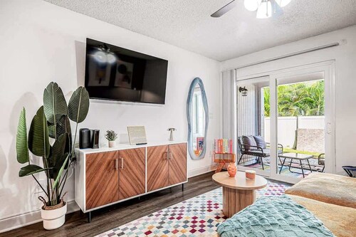 King Bed Coastal Stay | South Tampa Picnic Island