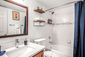 Douche, sèche-cheveux, serviettes fournies