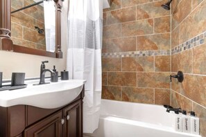 Dusche, Haartrockner, Handtücher, Shampoo