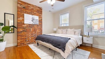 5 habitaciones, tabla de planchar con plancha, cuna de viaje y wifi