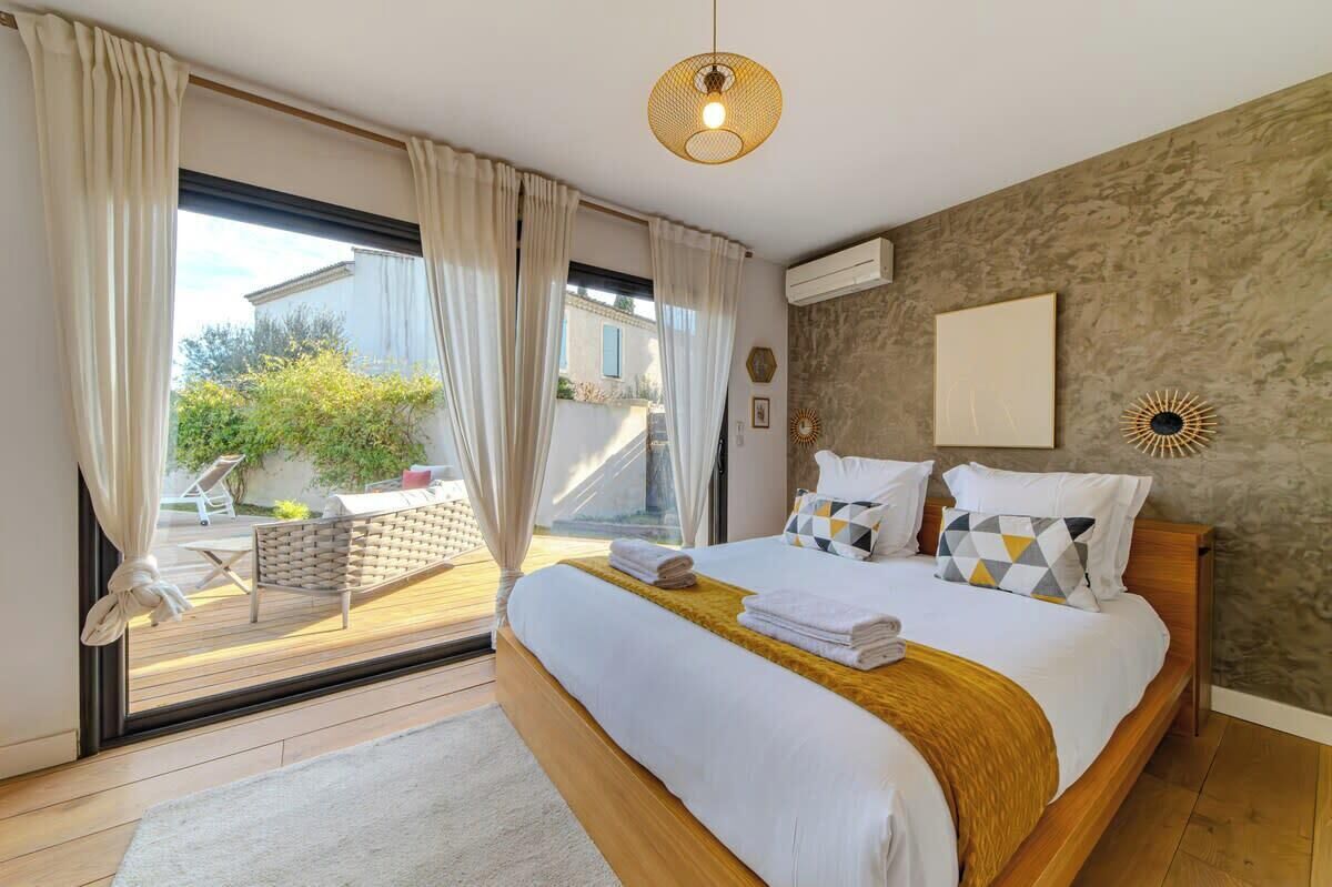 Een strijkplank/strijkijzer, wifi, beddengoed