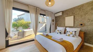 Een strijkplank/strijkijzer, wifi, beddengoed