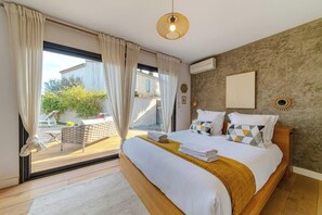 Een strijkplank/strijkijzer, wifi, beddengoed