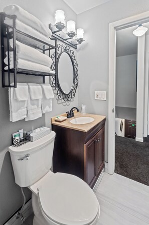 Secador de pelo, toallas, jabón, shampoo