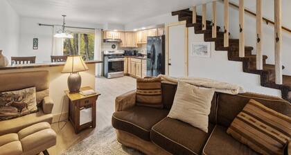 Château Rouge 214 ~ Palisades Place
Cozy Condo, Indoor Pool, Hot Tub!