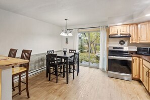 Fridge, microwave, oven, coffee/tea maker - Château Rouge 214 ~ Palisades Place (Red Lodge)