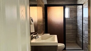 Shower, towels, soap, toilet paper - Casa Jardines SLW, an ideal house for families or companies! (Saltillo)