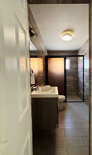 Dusj, håndklær, såpe og toalettpapir