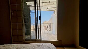 4 bedrooms, iron/ironing board, internet, bed sheets