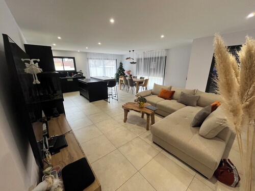 Single-storey house with swimming pool in a very quiet area