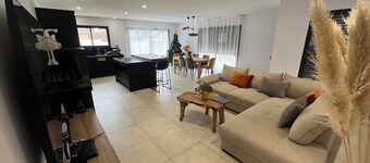 Single-storey house with swimming pool in a very quiet area