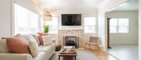 Una televisión, una chimenea, una oficina