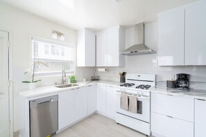Een koelkast, een magnetron, een oven, een kookplaat