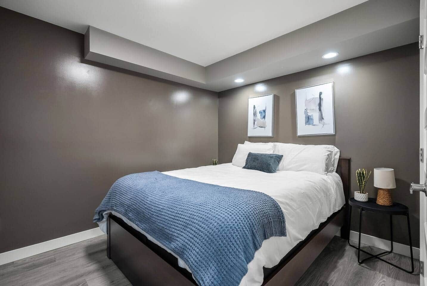 Tabla de planchar con plancha, wifi y ropa de cama 