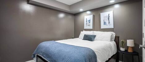 Tabla de planchar con plancha, wifi y ropa de cama