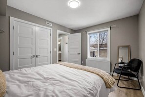 Iron/ironing board, WiFi, bed sheets - The Ridge – Modern 2BR Near 17th Ave in Bankview (Calgary)