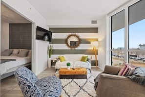 Iron/ironing board, WiFi - The Current - Chic East Village Condo - Near River (Calgary)
