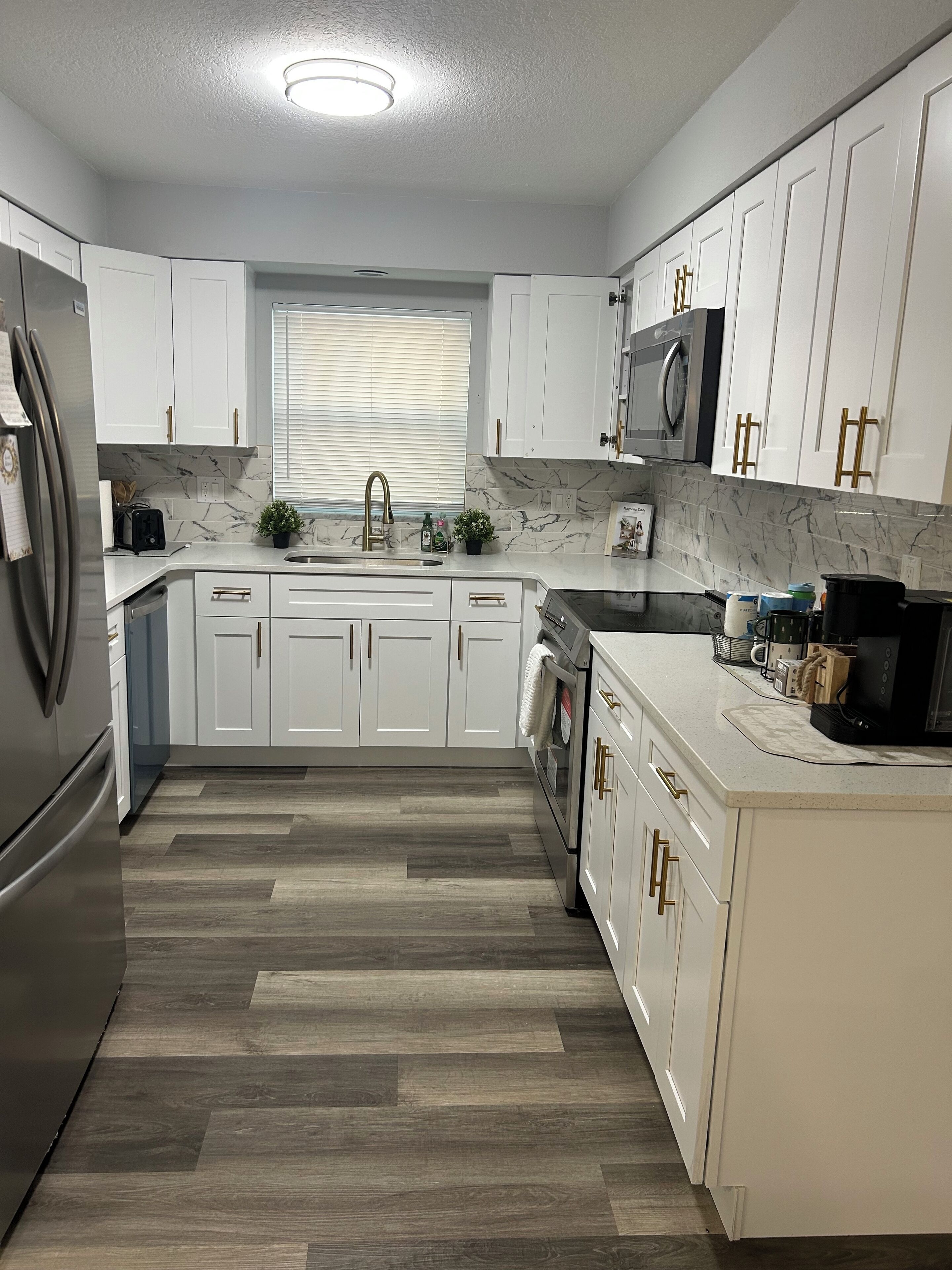 Coffee/tea maker, fridge, microwave, stovetop