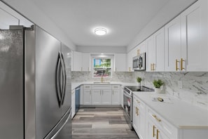 Refrigerador, microondas, placa de cocina, lavavajillas