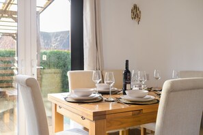 Dining - Modern 3 Bedroom House w/Parking, Garden, Wi-Fi Sleeps 7 (Greater Manchester)