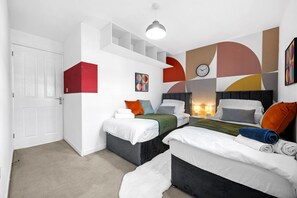 3 bedrooms, iron/ironing board, Internet, bed sheets - Modern 3 Bedroom House w/Parking, Garden, Wi-Fi Sleeps 7 (Greater Manchester)