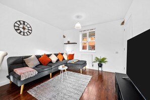 TV - Modern 3 Bedroom House w/Parking, Garden, Wi-Fi Sleeps 7 (Greater Manchester)