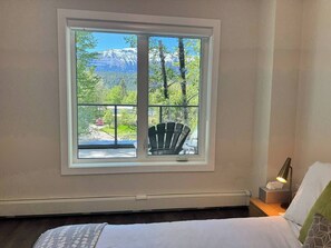 2 bedrooms, desk, WiFi, bed sheets - Fairway to Heaven - Downtown Condo - KHMR Views (Golden)