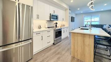 Een koelkast, een magnetron, een oven, een kookplaat