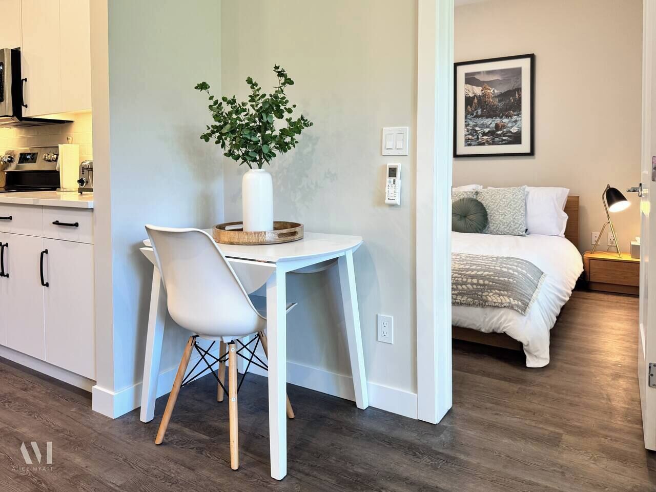 Een bureau, wifi, beddengoed