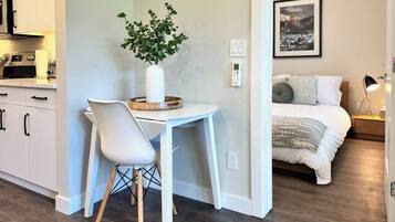 Een bureau, wifi, beddengoed