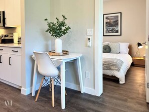 Een bureau, wifi, beddengoed