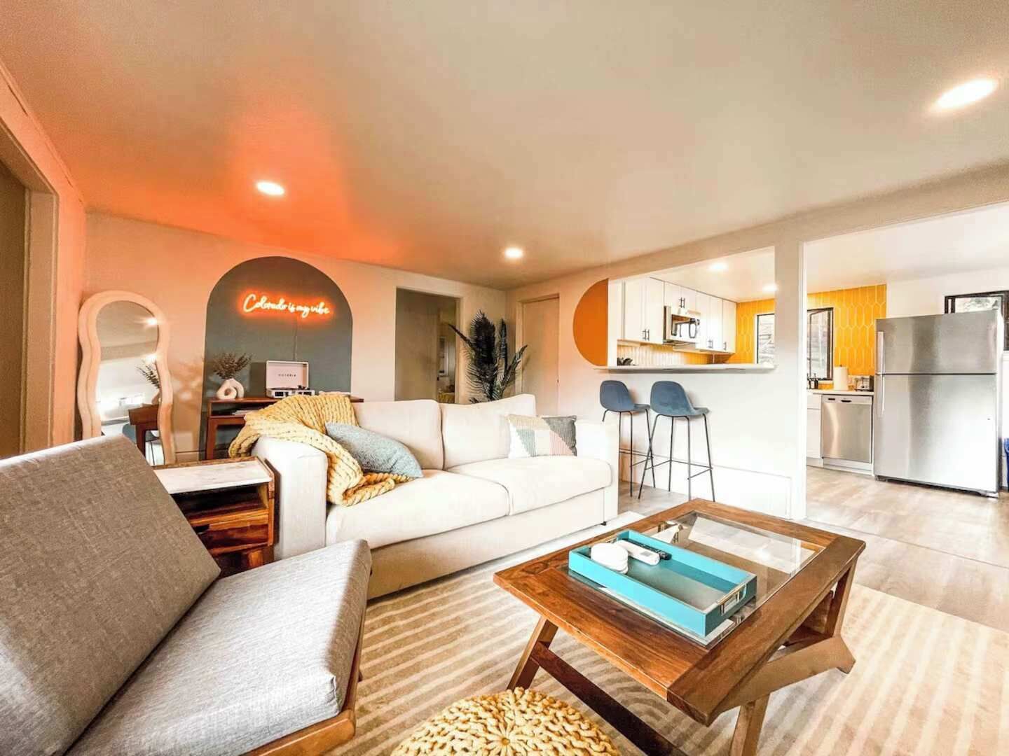 Televisie, een open haard en een kantoor