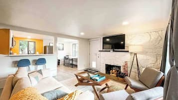 Télévision, cheminée, espaces bureaux