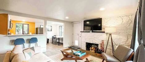 Télévision, cheminée, espaces bureaux