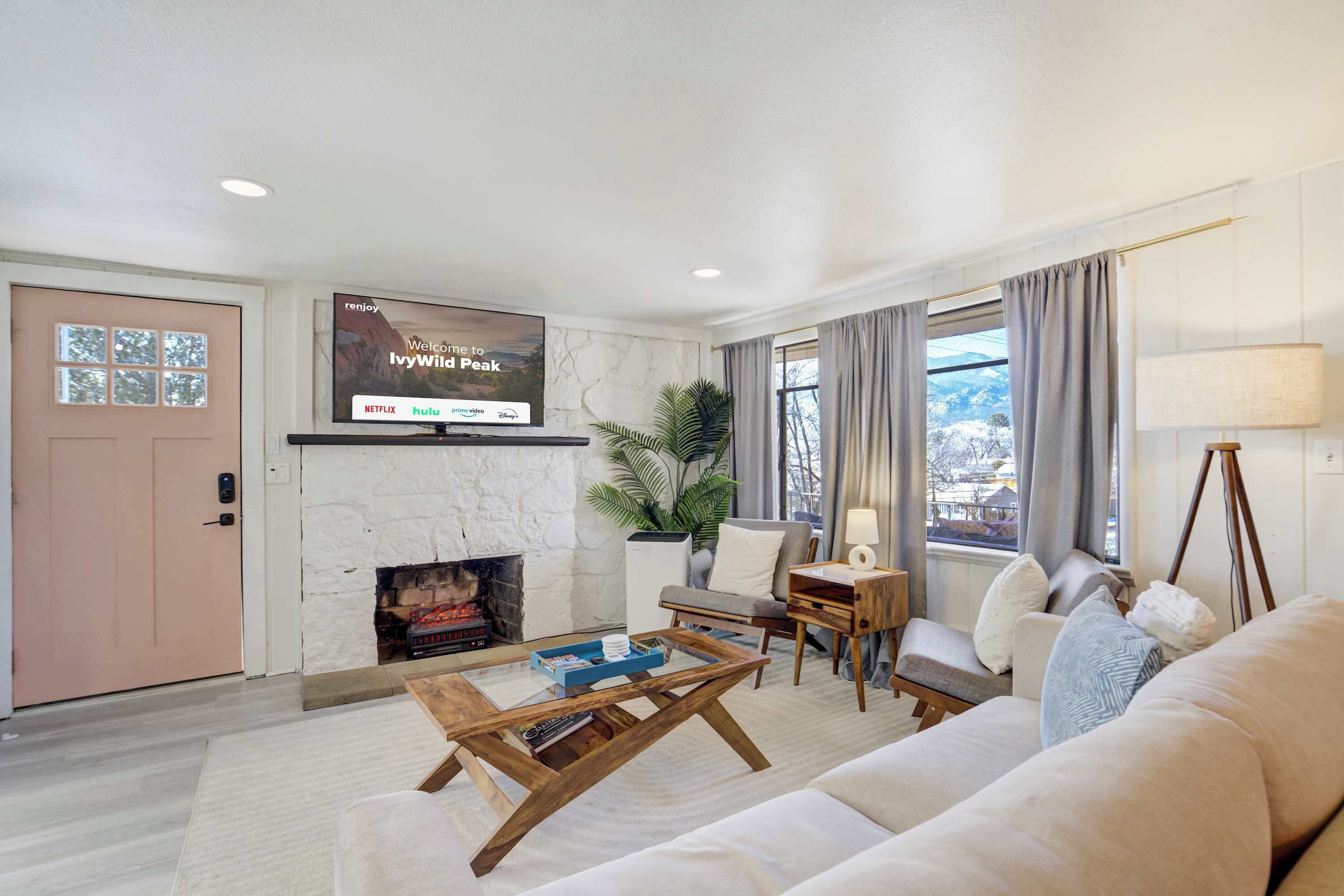 Televisión, chimenea y oficina 