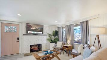 Televisión, chimenea y oficina