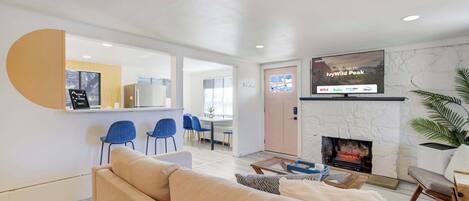 Televisión, chimenea y oficina