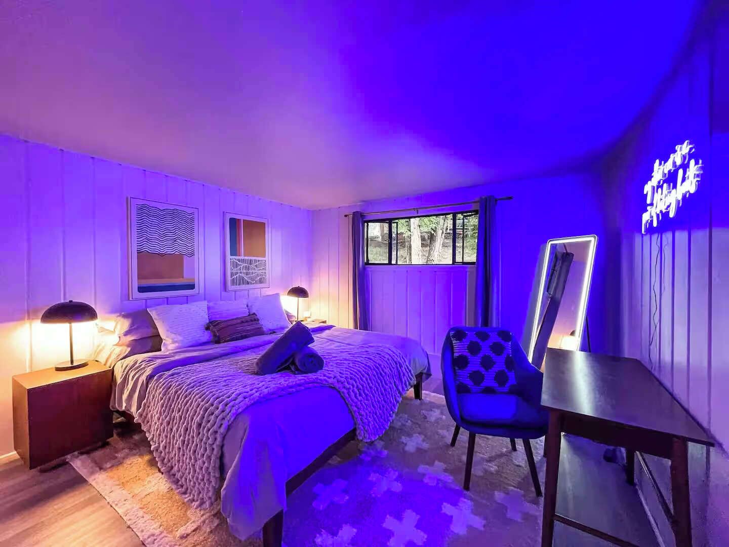 2 slaapkamers, een bureau, een strijkplank/strijkijzer, reisbedje