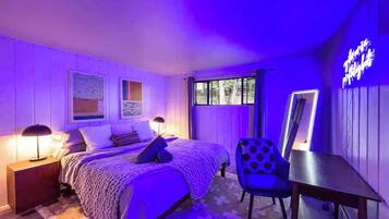 2 slaapkamers, een bureau, een strijkplank/strijkijzer, reisbedje