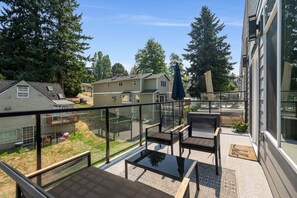 Terrace/patio - Perch - Modern Seattle Retreat w/ AC, Garage & Decks (Seattle)