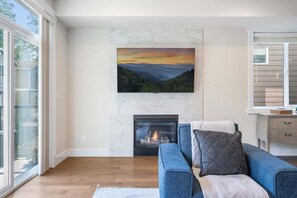 Smart-tv, een open haard en een computerscherm