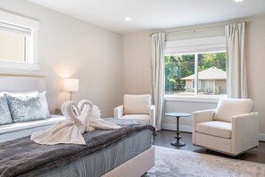 3 bedrooms, desk, iron/ironing board, free WiFi - Perch - Modern Seattle Retreat w/ AC, Garage & Decks (Seattle)