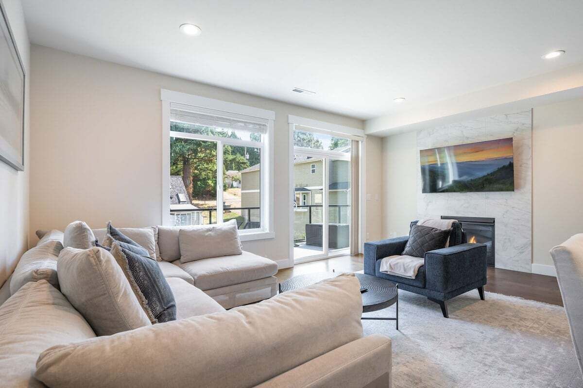 TV connectée, cheminée, écrans d'ordinateur