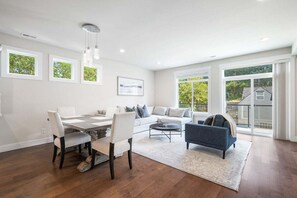 Smart-tv, een open haard en een computerscherm