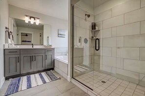 Shower, hair dryer, towels, soap - Private HotTub - Fire Pit - BBQ Dog Friendly BOOK NOW (Washington)