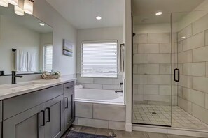Shower, hair dryer, towels, soap - Private HotTub - Fire Pit - BBQ Dog Friendly BOOK NOW (Washington)